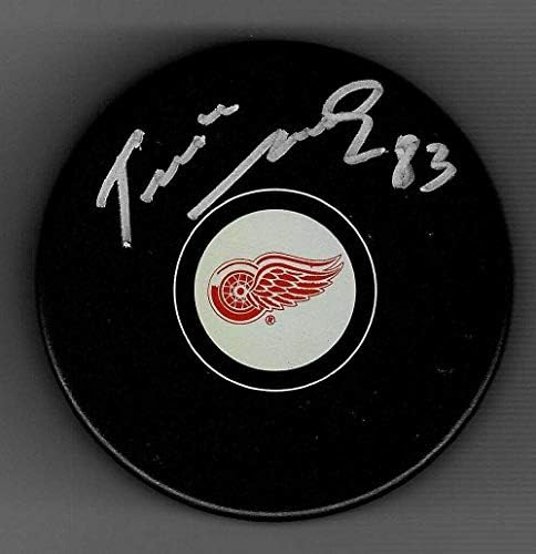 Томаш Носек подписа на шайбата на Детройт Ред Уингс и Вегас Голдън Найтс - за Миене на НХЛ с автограф