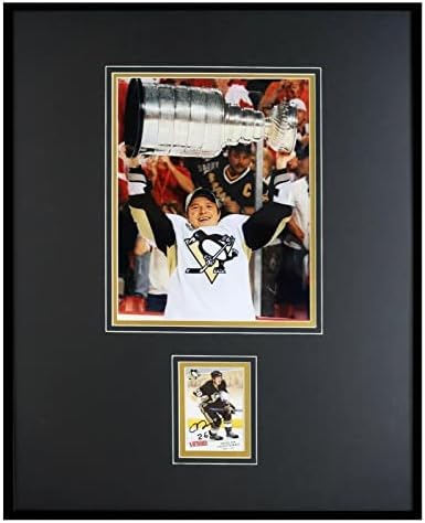 Снимка с автограф на Руслан Федотенко В рамка с Размер 16х20 см на Купа Стенли Пингуинс - Снимки от НХЛ с автограф