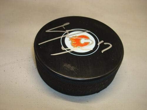 Ланс Боума подписа хокей шайба Калгари Флеймс с автограф 1А - за Миене на НХЛ с автограф