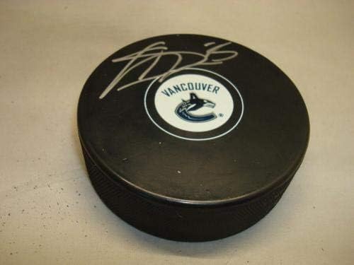 Лук Сбиса подписа хокей шайба Ванкувър Канъкс с автограф на 1C - за Миене на НХЛ с автограф