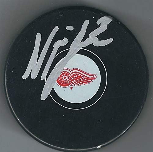 Хокейна шайба Ник ДЖЕНСЕНА Детройт Ред Уингс с автограф - за Миене на НХЛ с автограф