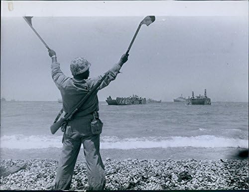 Стара снимка на войник, отправна сигнали за приближаване на корабите.